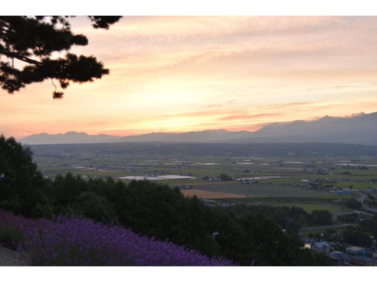 Hotel Hanafuji Inn NakaNakafurano Buitenkant foto