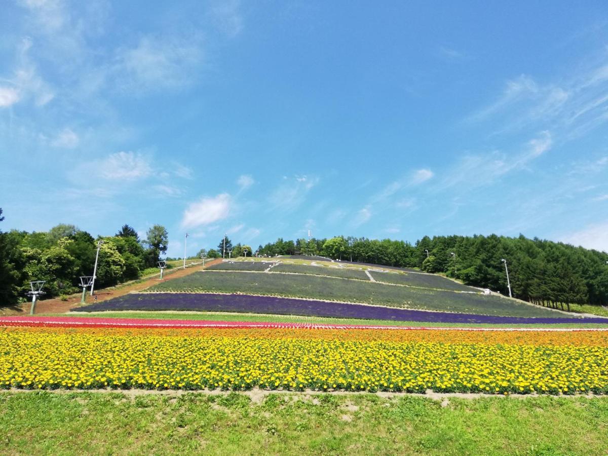 Hotel Hanafuji Inn NakaNakafurano Buitenkant foto